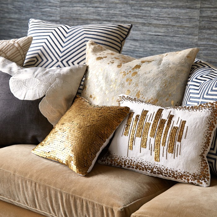 How to decorate living room with throw pillows